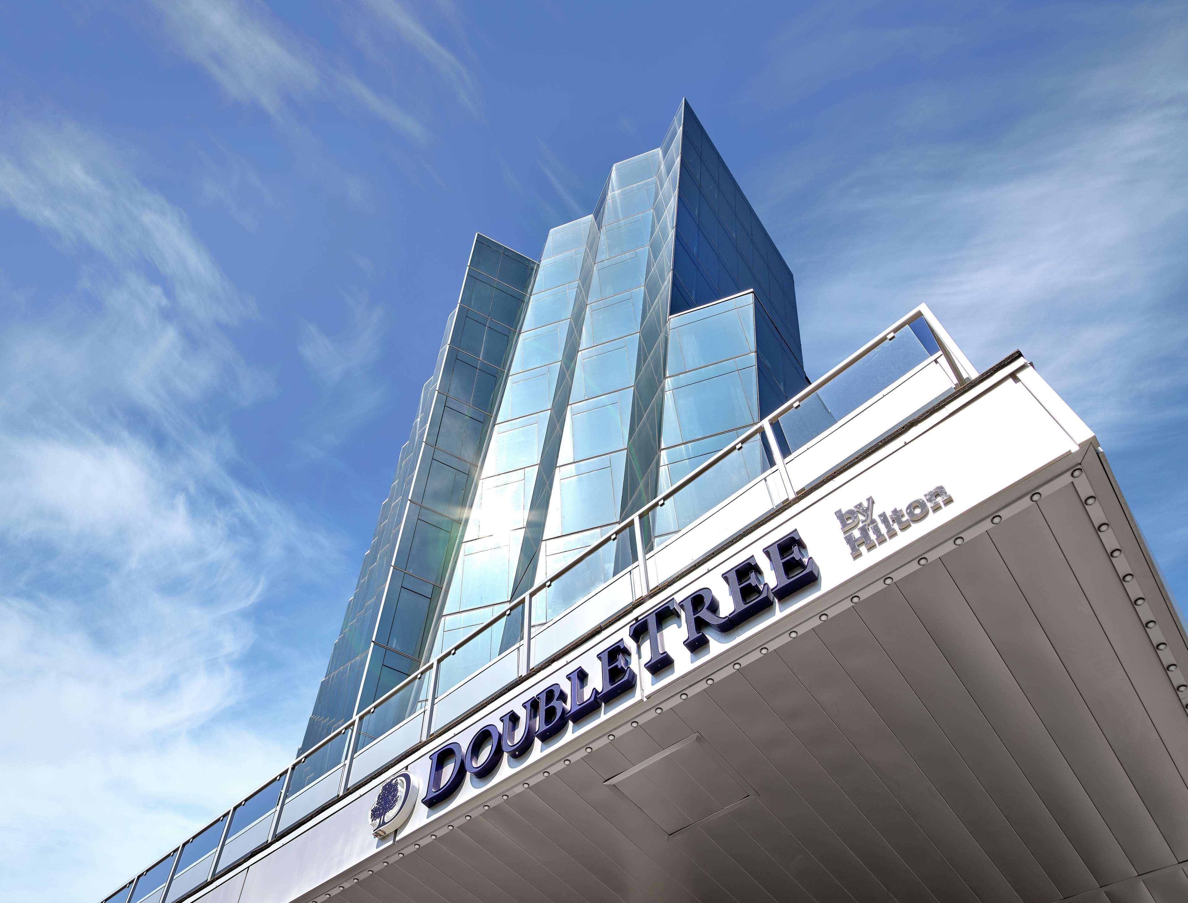 Hotel Doubletree By Hilton Edmonton Downtown Exterior foto