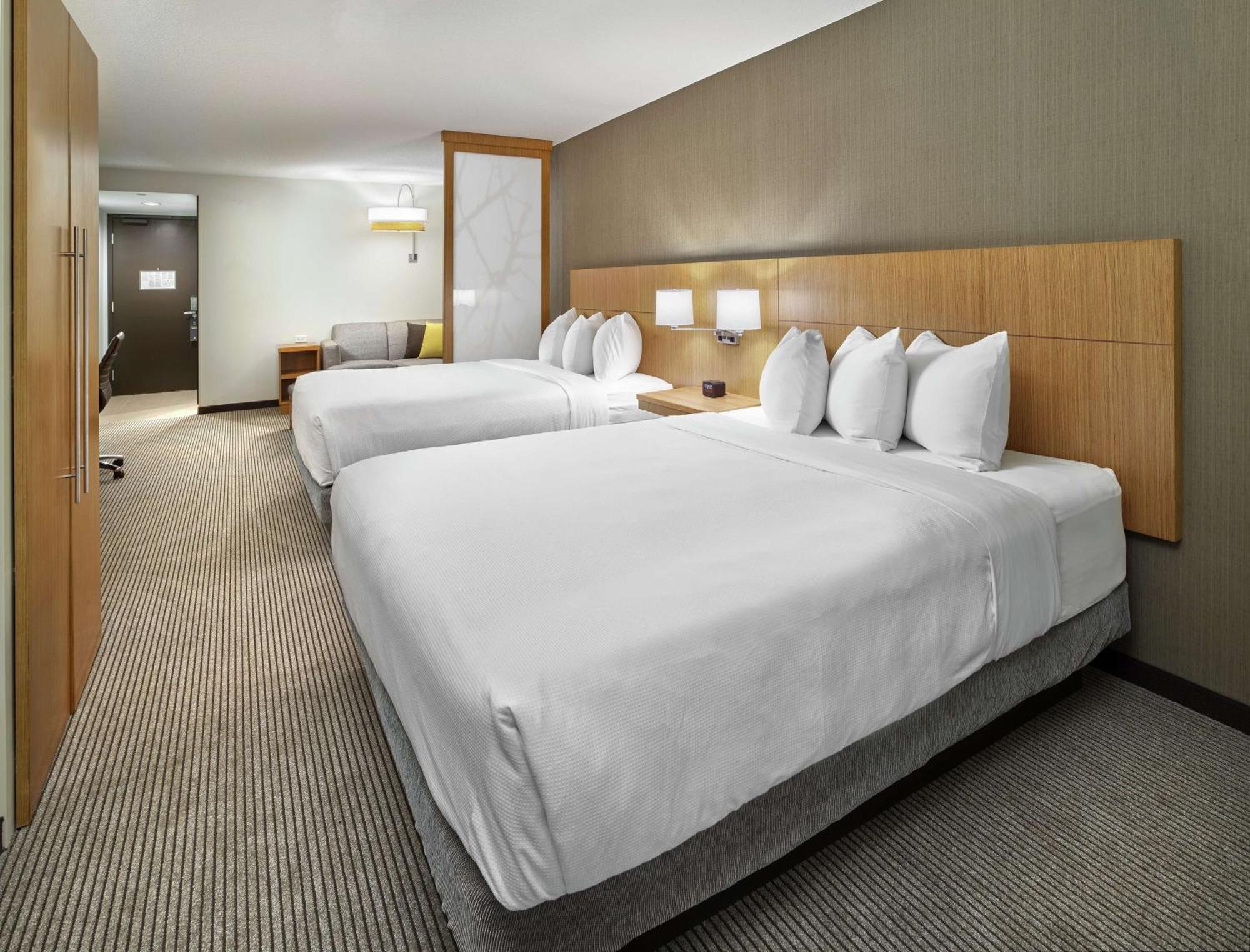 Hotel Doubletree By Hilton Edmonton Downtown Exterior foto