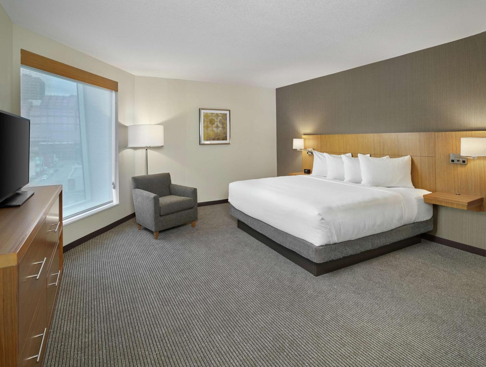 Hotel Doubletree By Hilton Edmonton Downtown Exterior foto